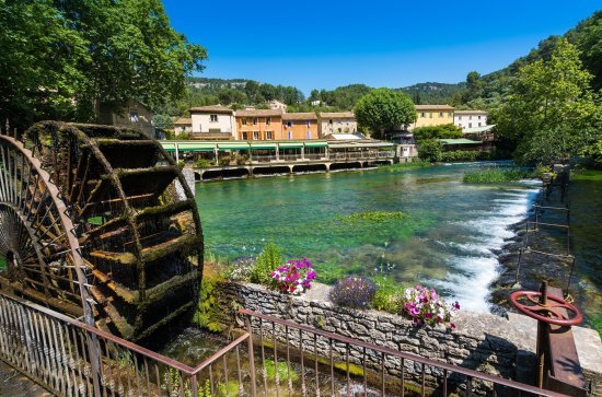 magnificent-villages-of-fontaine-de-vaucluse-and-lisle-sur-la-sorgue.-france.jpg