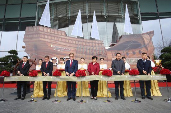 ribbon-cutting.jpg