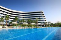 outdoor-swimming-pool-at-ln-garden-hotel-nansha.jpg