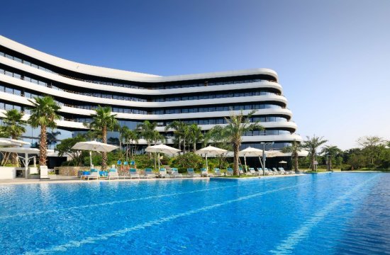 outdoor-swimming-pool-at-ln-garden-hotel-nansha.jpg