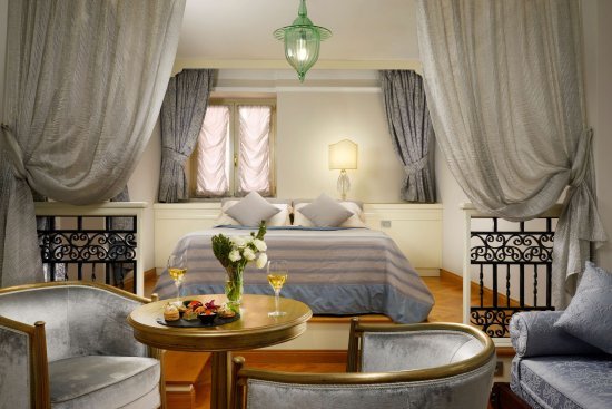romantic-junior-suite-at-grand-hotel-savoia.jpg