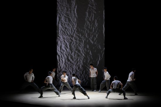 stage-photo_convergence_02-e6-94-9dying-photo_-henry-wong.jpg