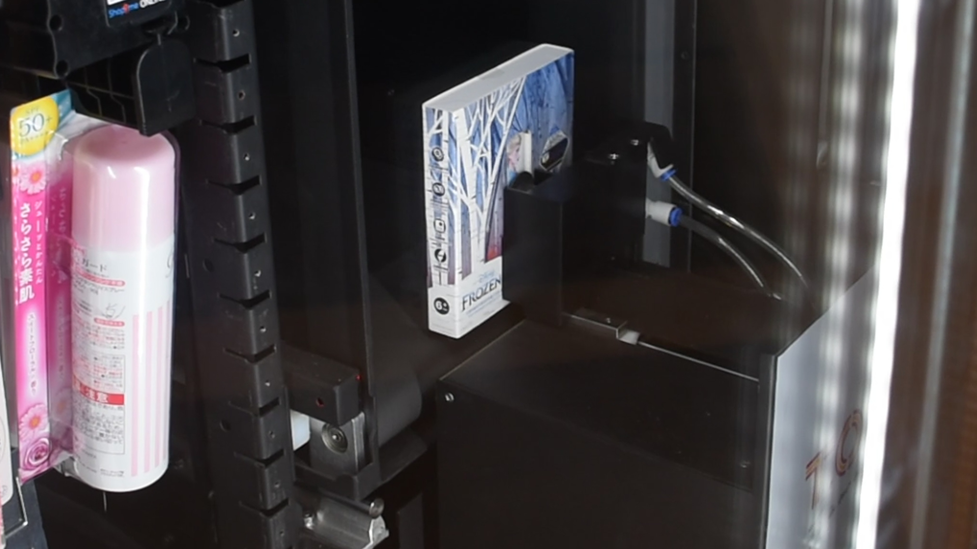 真空吸取貨物，能確保貨品在送到目的地時，不會被凌空摔下