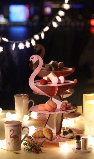 冬日的甜蜜，熱情與溫暖的三重驚喜 DK Cuppa Tea 「粉鳥伊人 」外賣下午茶 粉紅泡泡的心跳體驗