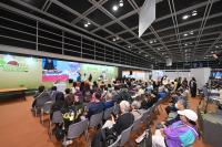 picture-numerous-audiences-watching-a-celebrity-chef-prepare-gourmet-dishes..jpg