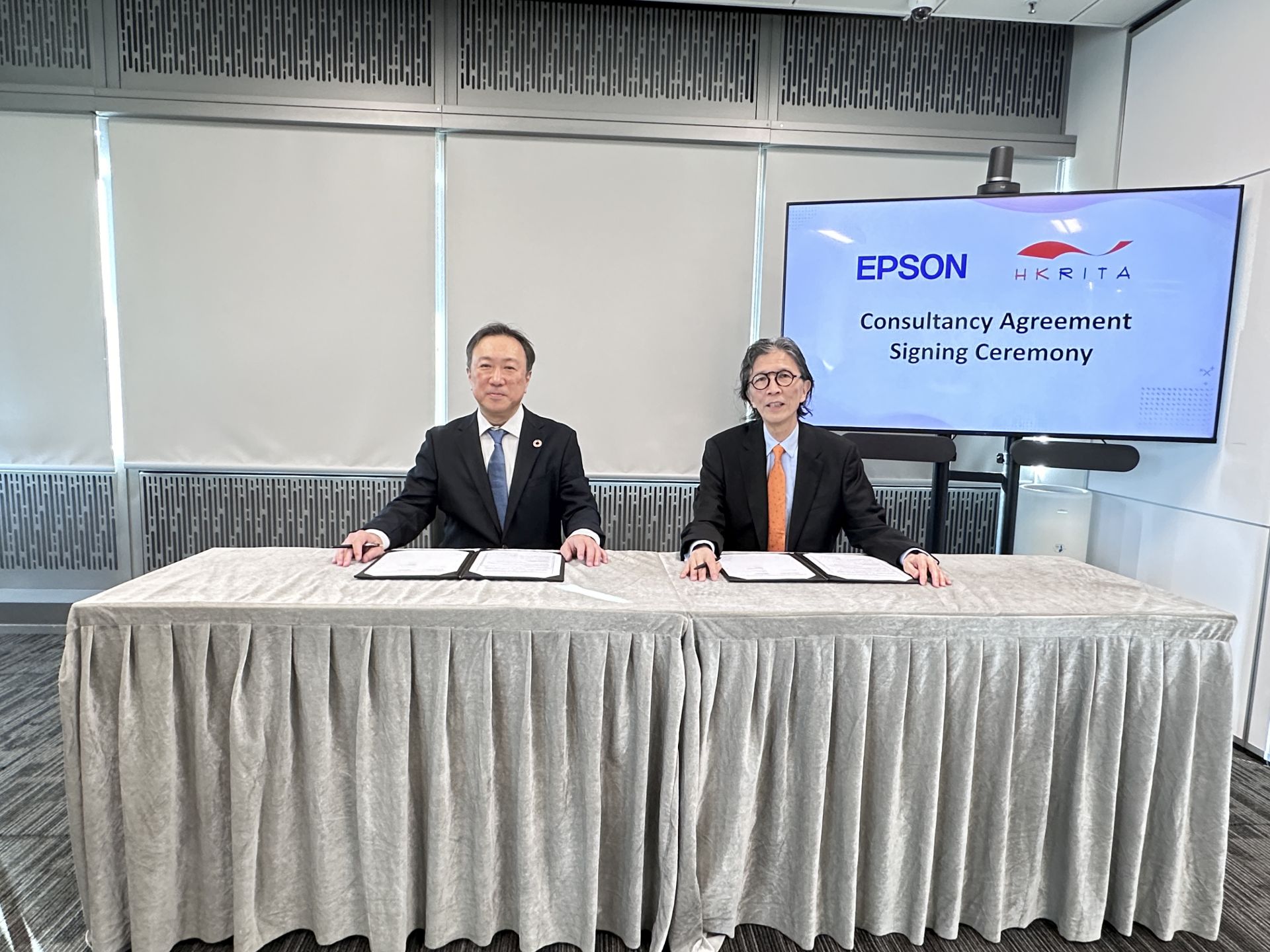 Mr Edwin Keh, CEO of HKRITA (right) and Mr Satoru Hosono, Deputy General Administrative Manager of Technology Development Division, Seiko Epson Corporation sign the joint development agreement on behalf of the two parties.