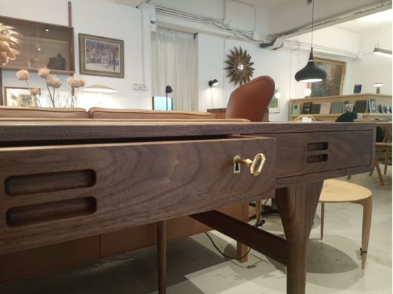 nd93-writing-desk-with-brass-lock.png